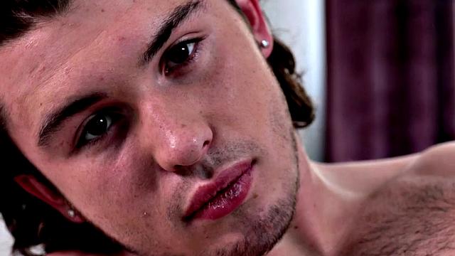 Muscled newbie masturbates in closeup action