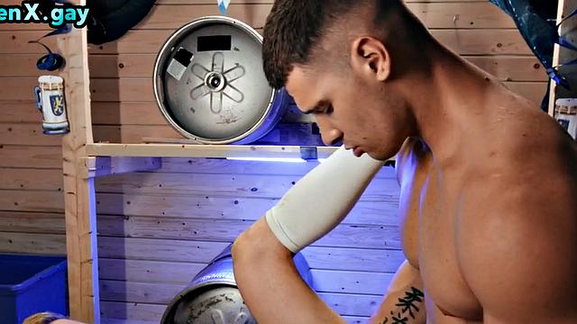 Брутальный качок выносит парню зад после тусовки