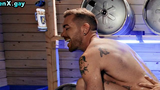 Брутальный качок выносит парню зад после тусовки