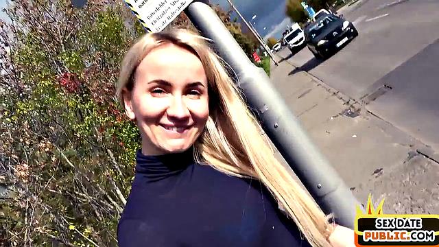 Юная шлюшка кайфует от толстого члена в мокрой киске на улице