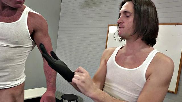 атлетичный парень фистит зрелого качка после глубокого римминга