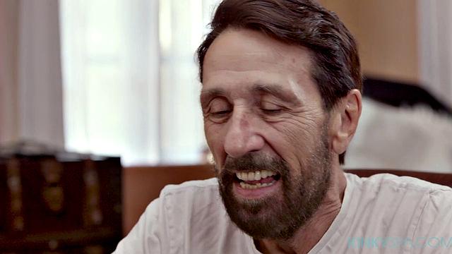 Kyler Quinn сразу получает жесткую порку от босса в развратном спа-салоне