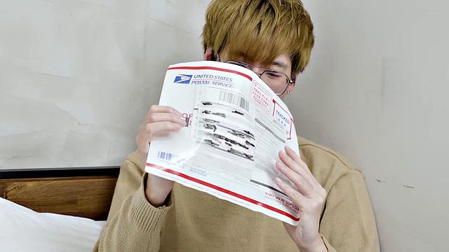 JuiJui has a neighbor with x-ray glasses visits her