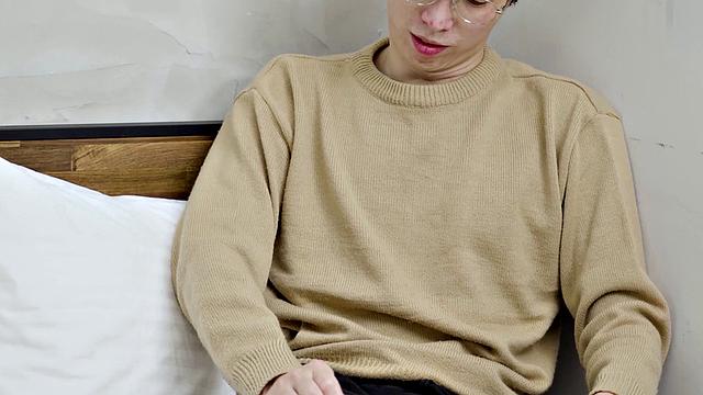 JuiJui has a neighbor with x-ray glasses visits her