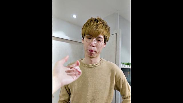 JuiJui has a neighbor with x-ray glasses visits her