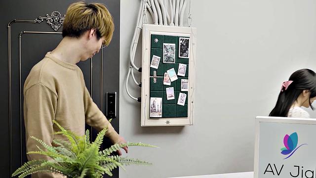 JuiJui has a neighbor with x-ray glasses visits her