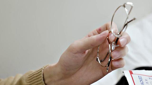 JuiJui has a neighbor with x-ray glasses visits her