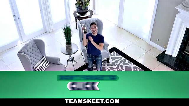 рыжая бестия страстно трахается и бросает своего парня