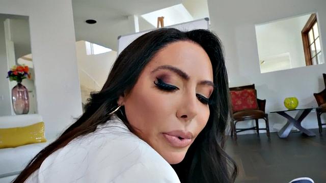 Curvy MILF anally pounded by short guy after facesitting