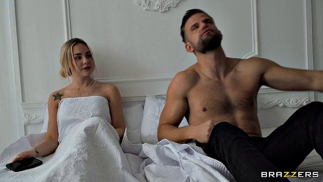 Анжи Линкс устраивает мужу масляный фетиш с ногами в спальне, пока он устал от работы.