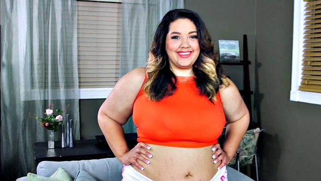 брюнетка с огромной грудью трясет сиськами и дрочит