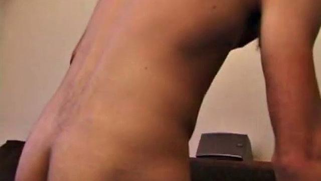 Майкл Уайтвуд дрочит свой член перед камерой, гей видео.