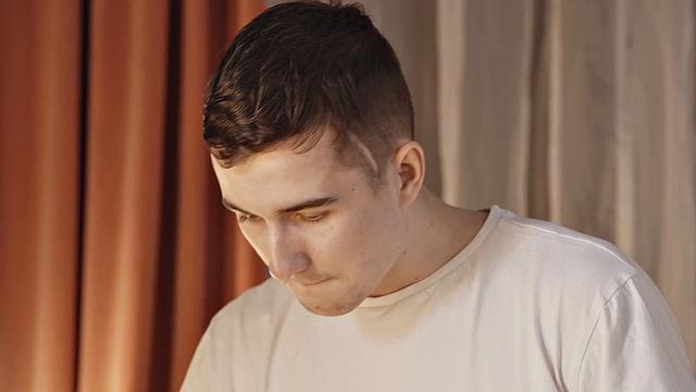 зрелая на каблуках скачет ковбойкой и смеётся над собой