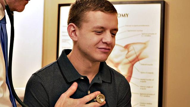 Amateur twink barebacked by the doctor