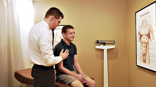 доктор осмотрел твинка без резины и оставил след на животе