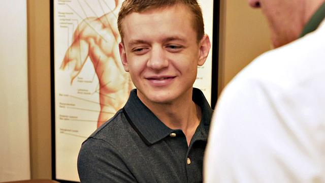 доктор осмотрел твинка без резины и оставил след на животе