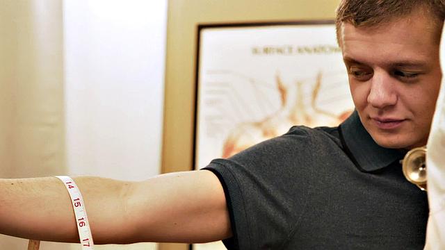 Amateur twink barebacked by the doctor