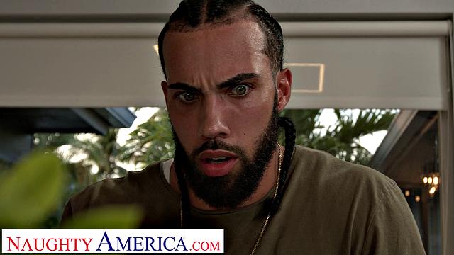 Eden West сосет и дает зрелую киску, чтобы сбить цену на ноутбук покупателю.