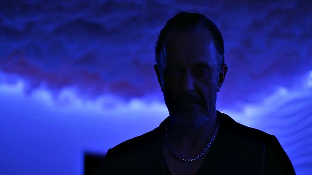 она сама себе киску залижет, а потом его оседлает - тренировка для бедра