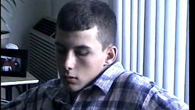 Бостонский натурал дрочит перед камерой для геев зрителей.