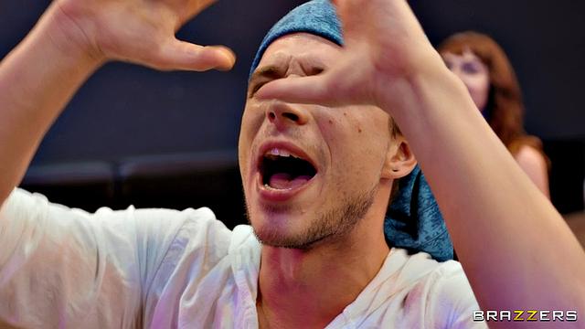 Смотри, как Кира Квин и Сильвия Деллай трахаются с гуру на йога-сессии, пока мужья ничего не замечают.