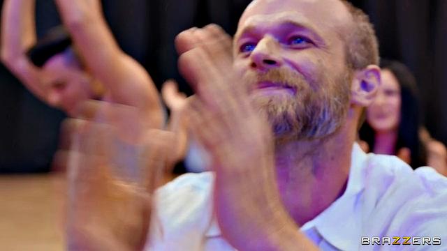 Смотри, как Кира Квин и Сильвия Деллай трахаются с гуру на йога-сессии, пока мужья ничего не замечают.