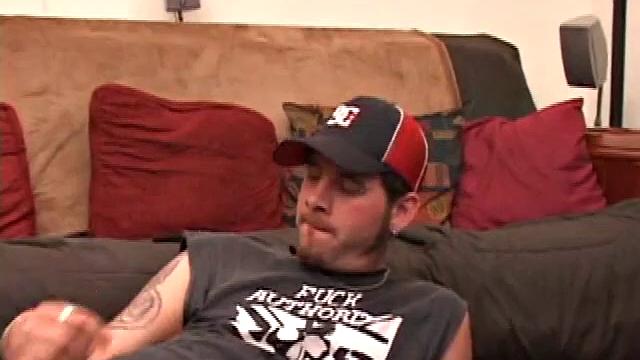 эландж жёстко дрочит в тени скейтпарка