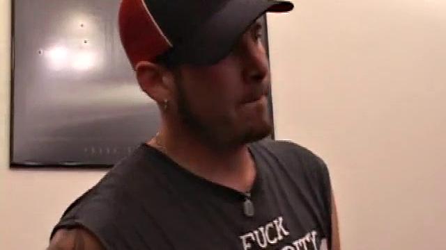 эландж жёстко дрочит в тени скейтпарка