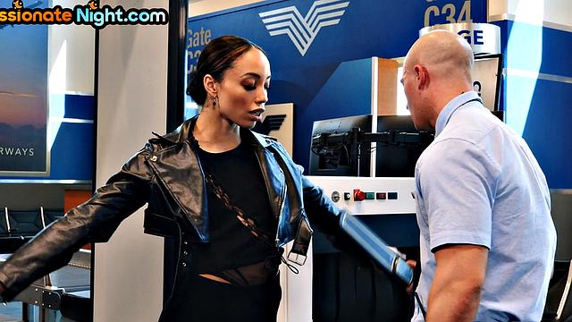 Эбонитовая красотка устроила личный досмотр и получила заряд прямо в рот