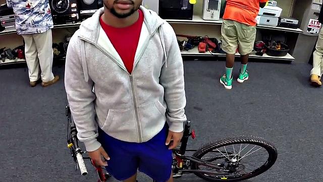 начальник, чёрный красавчик и кореш - повеселились в подсобке