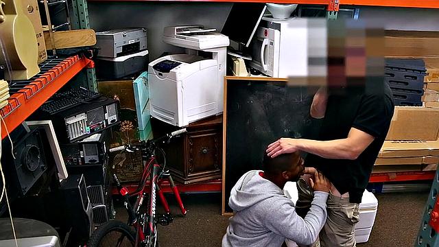 начальник, чёрный красавчик и кореш - повеселились в подсобке