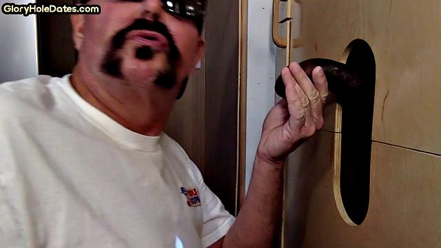 Moustache mature visit