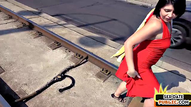 Немка заливает парня струями на улице и просит добавки