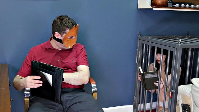 грязнуля в маске - трахает и давится хуем под смех