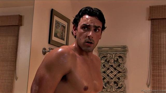 Когда девушка ушла, её мать показала, что значит настоящий опыт - Aurora Snow и Magdalene St. Michaels шутят над любовником в каждой комнате квартиры.