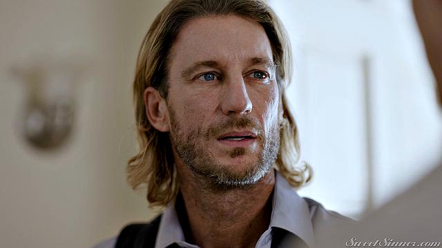 рыжая milf рвет постель страстным жестким сексом