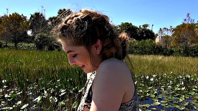 татуированная латинка с жадностью сосёт и трахается прямо на улице