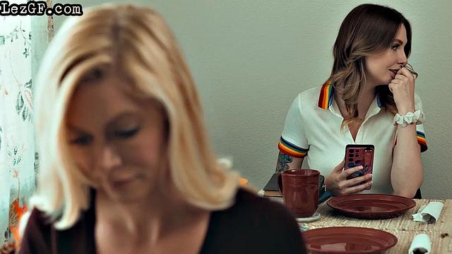 Brunette lesbian babe eaten by GF