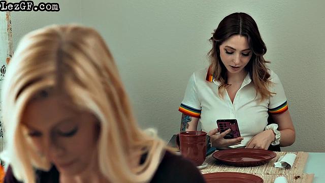 Brunette lesbian babe eaten by GF