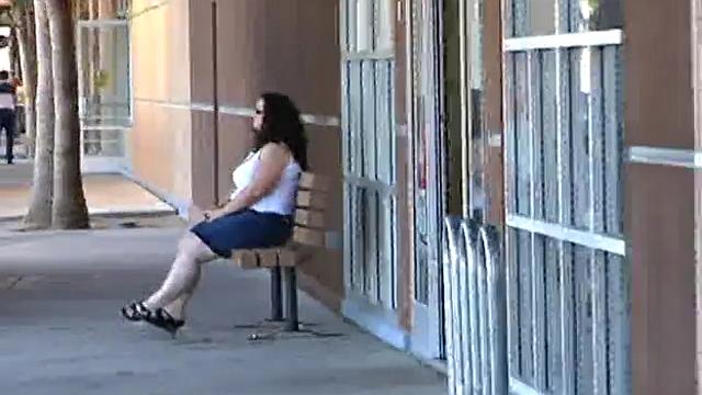 Jem Jewel раздвигает ноги и требует жёсткого куни