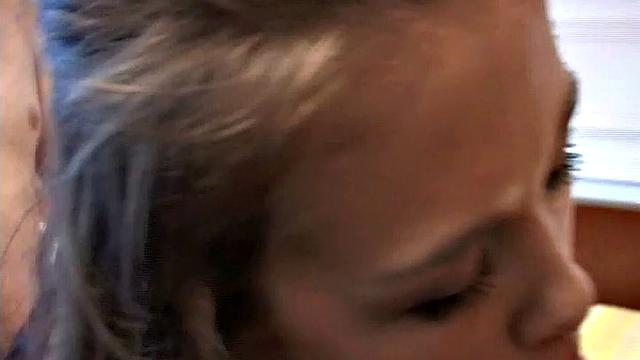 Настя берет на себя двоих и получает двойной заряд спермы на грудь