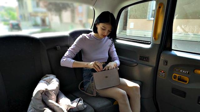 юморная малышка трахается в машине с белым здоровяком, шутки не кончаются