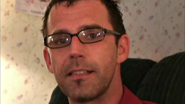 зрелая дрочит ему и ловит сперму на руку