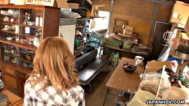 Asian beauty Rara toying her fantastic P