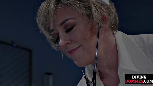 Зрелая дама с пышной грудью усаживается на лицо неудачнику, ну хоть не в шахматы играет с ним.