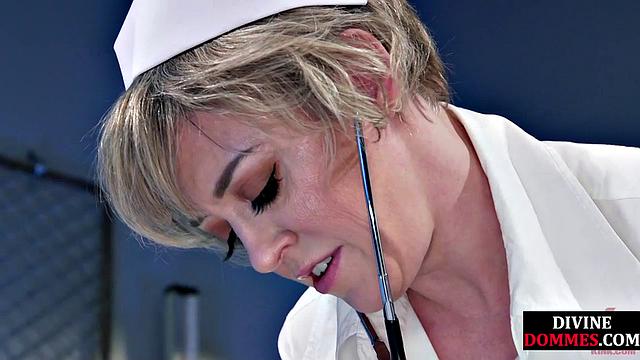 Зрелая дама с пышной грудью усаживается на лицо неудачнику, ну хоть не в шахматы играет с ним.