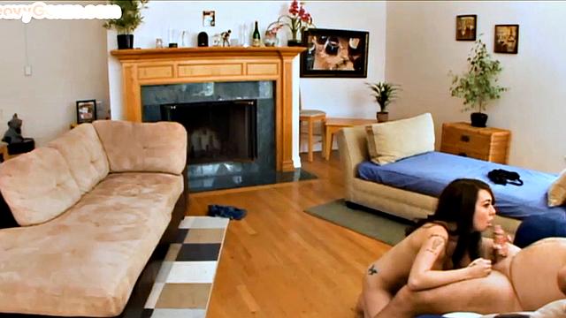 Скользкая брюнетка после сисечной баловни сразу переходит на анал