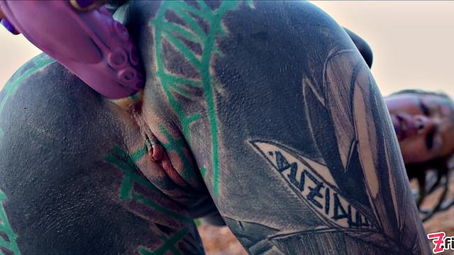 татуированная шалунья дрочит себе в жопу на улице и устраивает золотой дождь