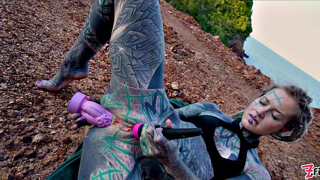 татуированная шалунья дрочит себе в жопу на улице и устраивает золотой дождь