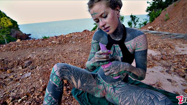 татуированная шалунья дрочит себе в жопу на улице и устраивает золотой дождь